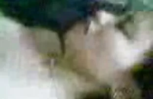 Vízzel, elbűvölő fehér kurva dugás hátulról