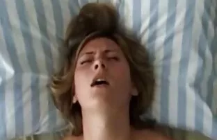 Az ágyban otthon fiatal kutya porno anyaval