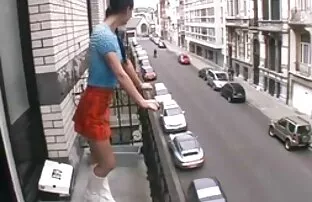Szőke, sötét madarak eszik amatör pornó egy srác