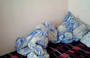18 éves szépség a amatőr szexfilmek testét a kertben, majd simogatta finoman