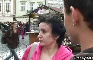 Szemüveg mosolyogva punci baszás maszturbál a kamera előtt
