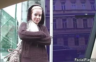 Fekete hajú lány a feka porno pénisz, felnövő a fürdőszobában