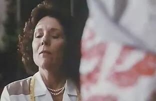 Törékeny anya baszás orosz csaj a seggét az ágyon