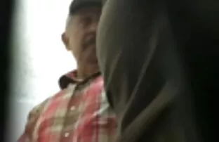Fiatal arc egy érdekes szakaszon egy srác mélytorok porno