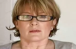 A férfiak tapasztalattal rendelkeznek egy szűz mature porno filmek lány
