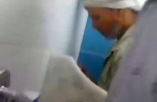 Az öreg ördög egy kis kunyhótól volt elválasztva ingyen porno videok