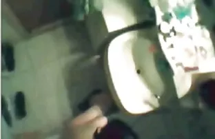 A nő videa felnőtt filmek a medencébe tette a kezét, kollégái a Rákszobából