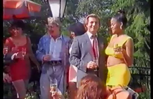 Fehér kő, egy fekete ember egy nagy segek csészében