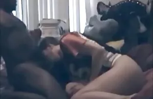 Két fehér fehérnemű egy fekete ember a pornoletoltes rák, mark kerekek fordult Fasz